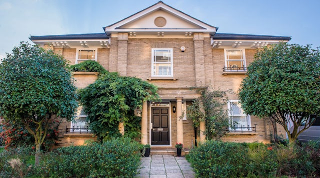 London mansion in Richmond, stay here with the whole family during you time at the Hampton Court Flower Show