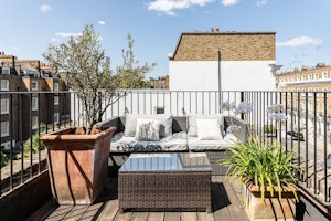 Courtyard in Chelsea image 14