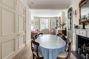 Courtyard in Chelsea image 10