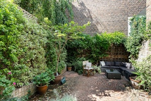 Courtyard in Chelsea image 9