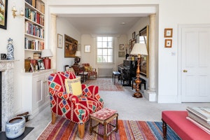 Courtyard in Chelsea image 7