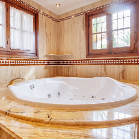 Finish the day with an uninterrupted soak in the Jacuzzi bathtub