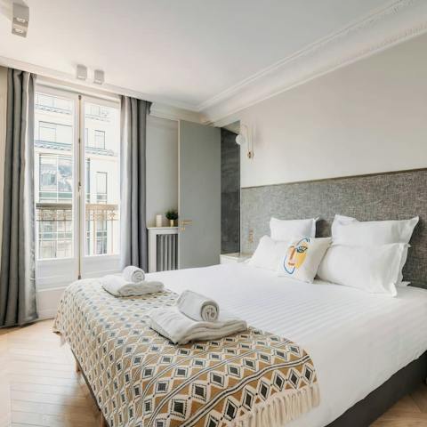 Wake up in the stylish bedrooms and enjoy Rue de Rivoli views from the Juliet balconies