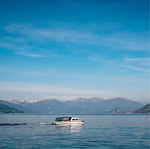 Stay a few metres away from the shores of Lake Como