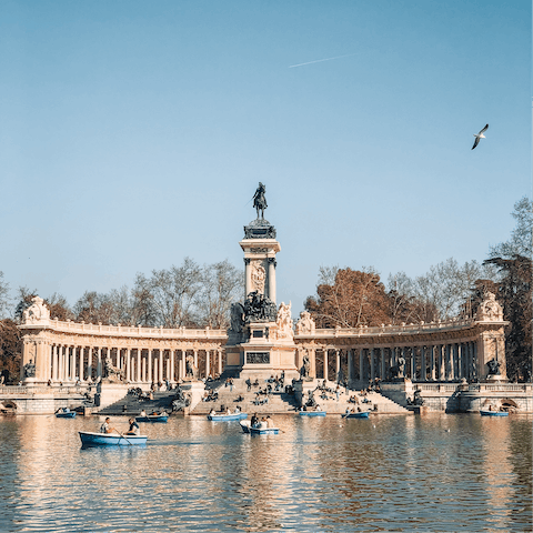 Spend an afternoon boating on the Great Pond of El Retiro Park