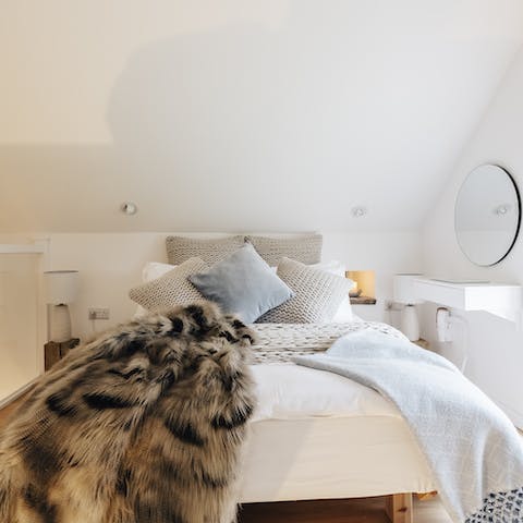 Snuggle up under the faux fur throw and drift off into a peaceful sleep
