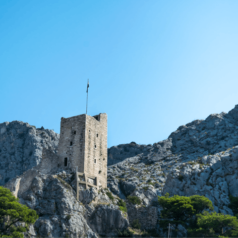 Discover the stunning fortresses of Omiš – the town is a short drive away