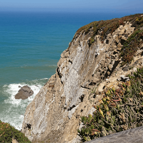 Stay close to the dramatic coast near Colares – the beach at Praia Pequena do Rodízio is a seventeen-minute walk