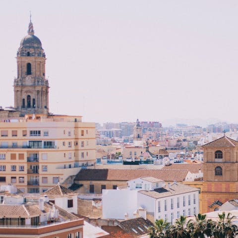 Explore the historic heart of Málaga from this central location