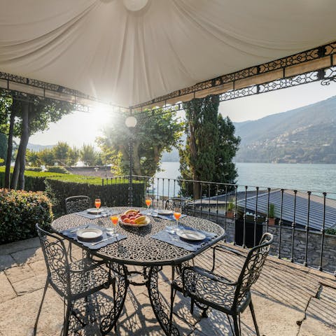 Indulge in an alfresco breakfast with lakeside views