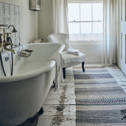 End the day with a soak in the roll-top bath tub