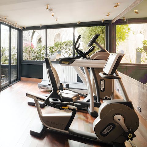 Stay energised with an uplifting workout in the gym 