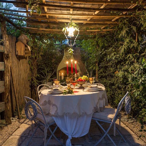 Sit down for an elegant alfresco meal under the pergola in the Italian garden