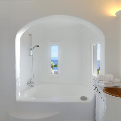 Relax in the spacious bathtub, with slit windows looking out to the sea