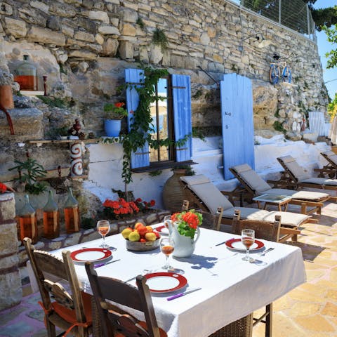 Tuck into an alfresco feast with the family on the patio