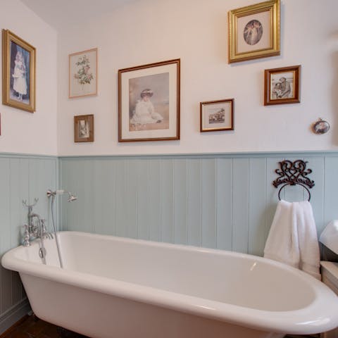 Relax with a soak in the roll-tub after a day of sightseeing