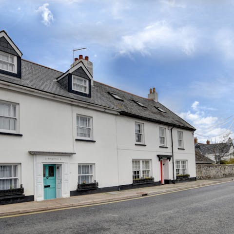 Walk just fifteen minutes to the family-friendly restaurants of Appledore