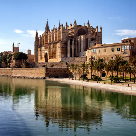 Hop in the car and reach Palma's city centre in just twenty minutes