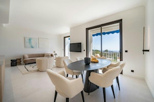 Ivory Promenade image 13