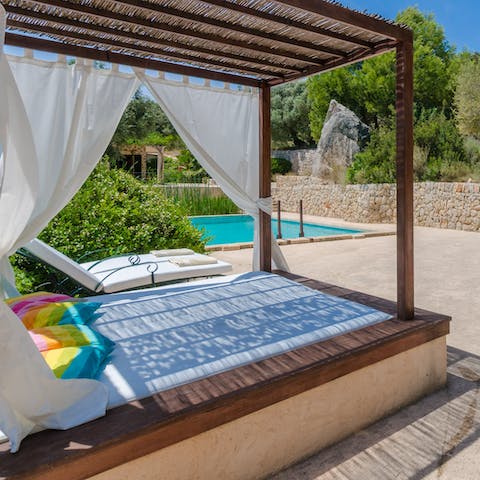 Stretch out on the daybed in between cooling lengths of the pool
