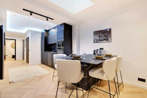 Parisian Courtyard Abode image 13
