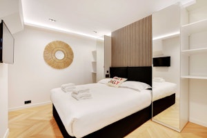 Parisian Courtyard Abode image 11