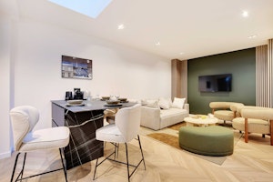 Parisian Courtyard Abode image 10