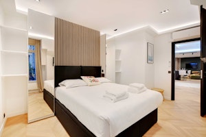 Parisian Courtyard Abode image 3