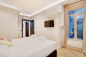 Parisian Courtyard Abode image 2