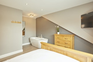 Cosy Coastal Cottage image 8