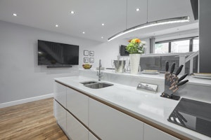 Cosy Coastal Cottage image 6