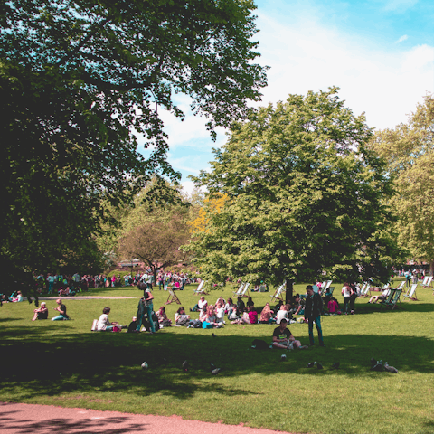 Stroll over the Regent's Park and enjoy a picnic in the sunshine