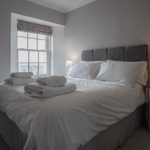 Gat a good night's rest in the comfy beds and wake up to a gorgeous sea view