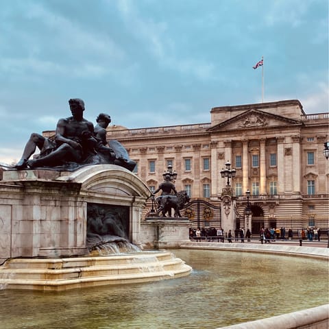 Take a breezy stroll down to the iconic Buckingham Palace