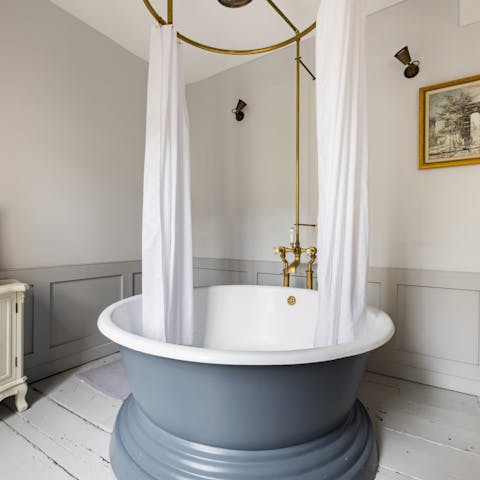 Step into the circular bathtub and soak up the feeling of calm