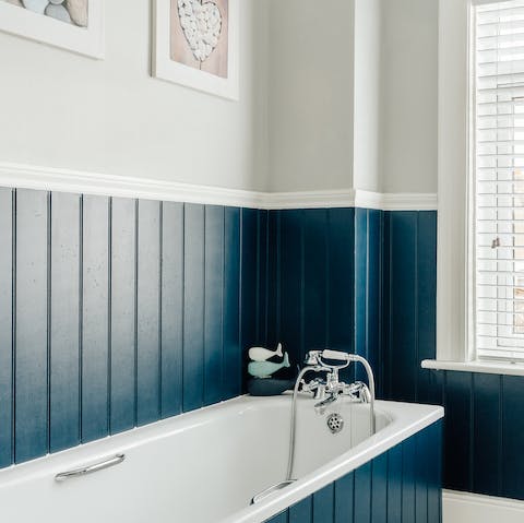 Wash off the sand and sea salt from your skin in the royal-blue bathtub
