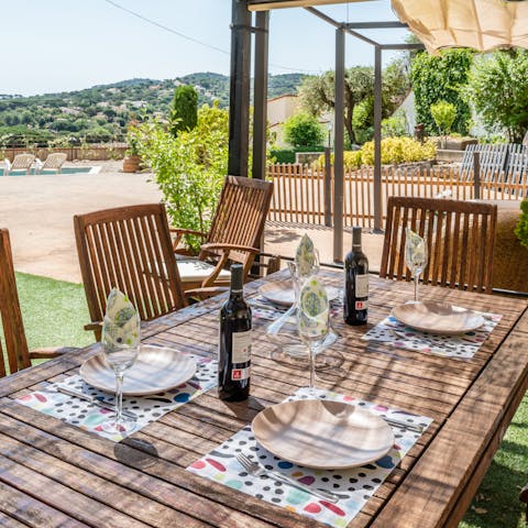 Organise an outdoor feast for your family and friends 