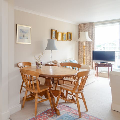 Sit down for a cosy meal at home in the bright dining area