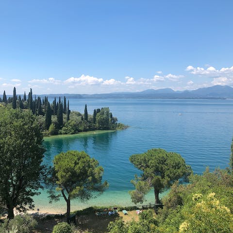 Enjoy a sought-after spot on Lake Garda, just two minutes away on foot