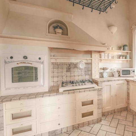 Practise your Italian-style cooking in the charming kitchen