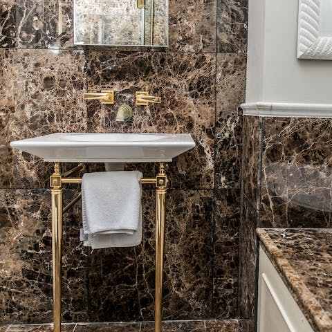 Pamper yourself in the marble-clad bathroom – you have a tub and a rainfall shower to choose from