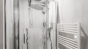 French & Chic image 3