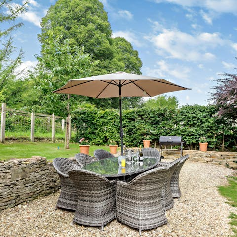 Light the barbecue and savour lazy afternoons in the garden