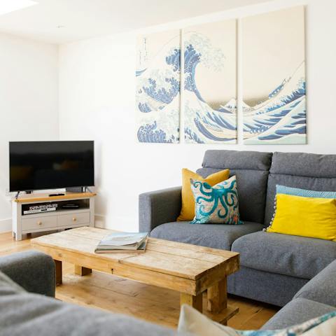 Settle in for the evening around the cosy sofa set, watching your favourite film on the smart TV