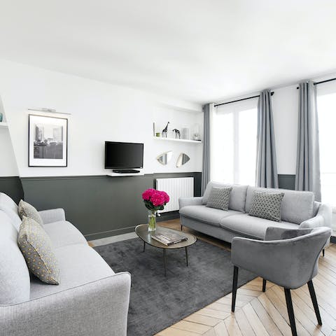 Kick back and relax in the bright living room with a glass of French wine after a day of sightseeing