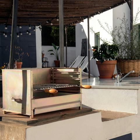 Flex your culinary muscles thanks to fully-equipped outdoor kitchen