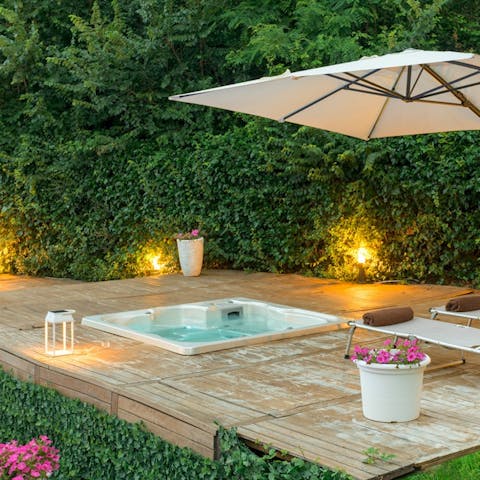 Shake up your favourite cocktail and sink into the warmth of the hot tub