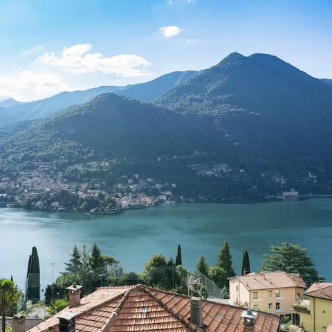 Admire the fantastic views over Lake Como