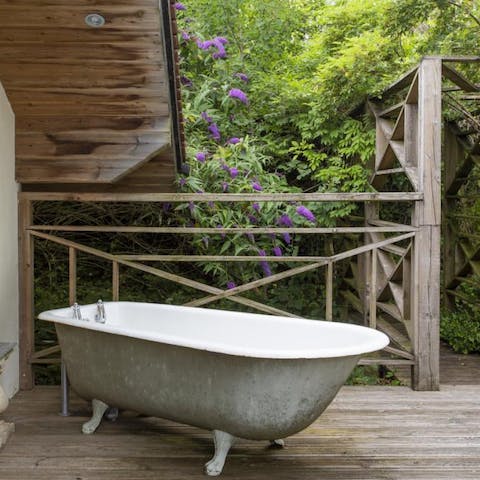 Shake things up with a wash in the terrace's bathtub