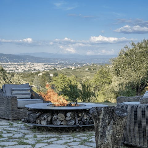 Sip a negroni by the fire pit as the sun sets over expansive views